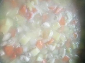 倒入适量清水煮（水量没过菜品就可以）！