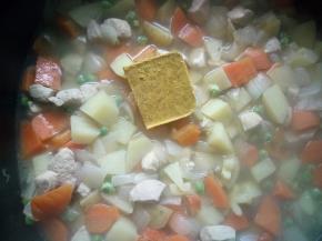 煮到水剩一半左右放入两块咖喱块，关火搅拌，使咖喱块全部融化，混合均匀，然后开火继续煮！