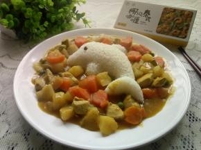 在海豚饭团周边倒上咖喱鸡就可以了！味道还不错！