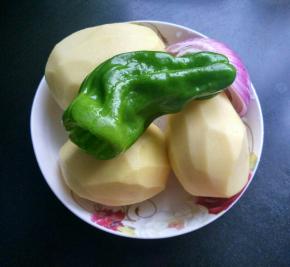 准备土豆，洋葱，青椒，土豆，洋葱去皮洗净，青椒去籽洗净。