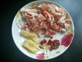 五花肉切片，生姜切丝，辣椒切碎，准备花椒。