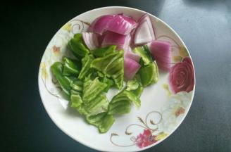 洋葱，青椒切块。