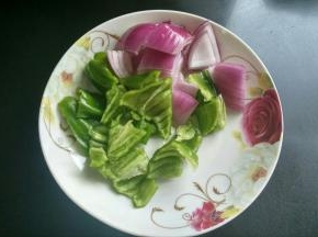洋葱，青椒切块。