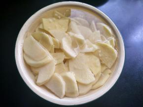 土豆切片泡水。
