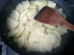 锅内烧开水，放土豆片焯水。