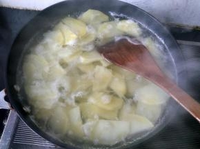 土豆煮熟捞出沥水。