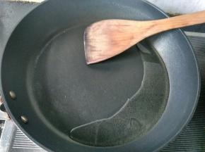 锅内放油烧热。