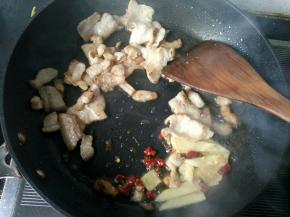 五花肉煸出油，放生姜，辣椒，花椒爆香。
