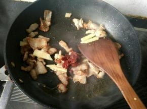 放豆瓣酱。
