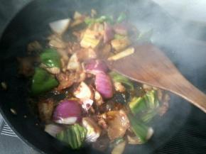 放青椒，洋葱翻炒。