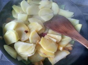 倒入土豆片，放盐翻炒。