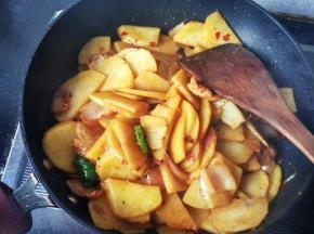 每一片土豆片都沾上佐料，香味四溢 可以出锅了。