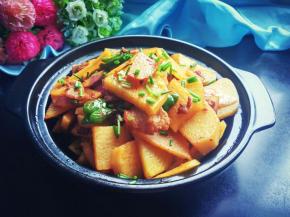 找一个可以在酒精炉上可以加热的锅，寒冷的冬日，一家人围坐在一起，一边加热一边吃着干锅土豆片，麻辣鲜香，特别下饭。