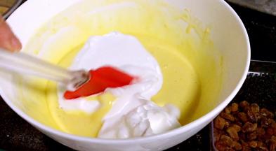 加入三分之一的蛋白霜，用切拌和翻拌式拌匀