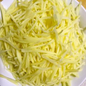 土豆洗净切丝，用盐，食用油和五香粉搅拌一下备用