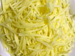 土豆洗净切丝，用盐，食用油和五香粉搅拌一下备用