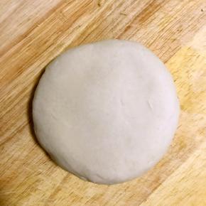 莜面用沸水烫好，稍凉一点后揉光滑