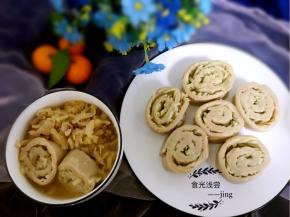 汤料好了，饭也好了，酸菜汤配莜面，很美味