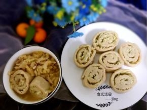 汤料好了，饭也好了，酸菜汤配莜面，很美味