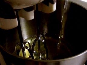 蛋白加入白醋，用电动打蛋器开一档打发