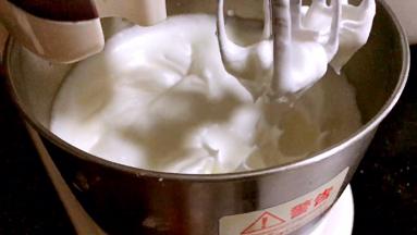 提起打蛋器，蛋白霜有尖尖角不流下即可