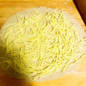 上面撒上提前拌好的土豆丝