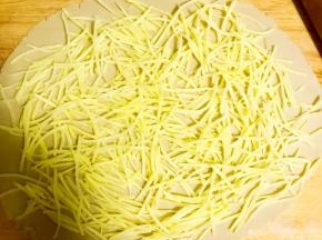 上面撒上提前拌好的土豆丝