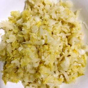 酸菜洗净切碎备用