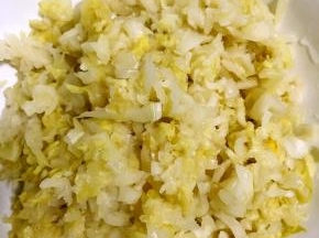 酸菜洗净切碎备用