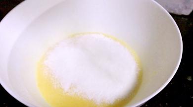 筛入面粉（面粉也分三次筛入，每次筛入面粉后翻拌均匀后再筛入一部分，再翻拌均匀）