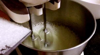 打发至起泡时加入第一次白糖（白糖分三次加入）开二档继续打发