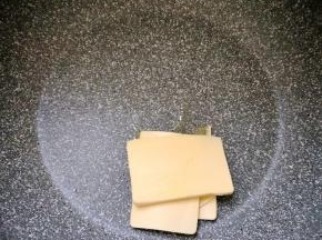 平底锅开小火，用的电磁炉火力调至300，放入黄油加热至融化。