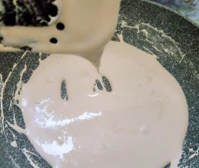 继续搅拌至舀起有拉丝的状态。