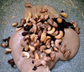 快速加入腰果和蔓越莓干混合均匀。