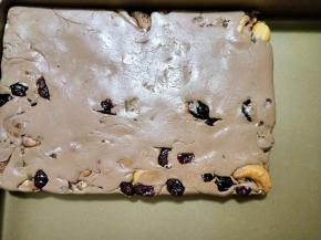 借助擀面杖和刮刀整成长方形。