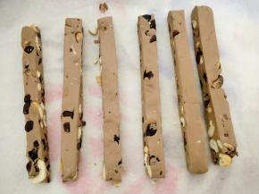 等牛轧糖完全冷却后，切成合适的长条状。