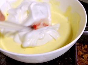 再加入剩下的蛋白霜，继续切拌和翻拌均匀（同时预热烤箱，180度预热10分钟）
