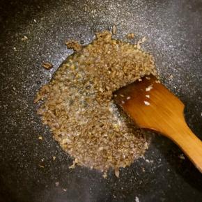 蒸的过程中做汤料，锅中热油，放入牛肉炒，炒至变色加入葱姜蒜末，适量盐，十三香，及生抽