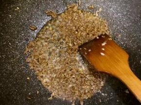 蒸的过程中做汤料，锅中热油，放入牛肉炒，炒至变色加入葱姜蒜末，适量盐，十三香，及生抽