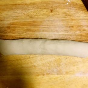 从一头卷起，卷紧一些