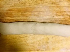 从一头卷起，卷紧一些