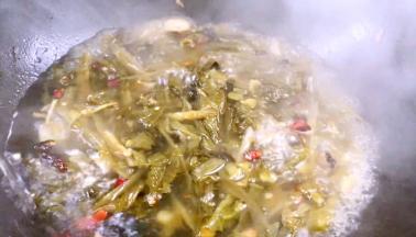 调入盐、白胡椒粉，撒入香葱拌匀即可