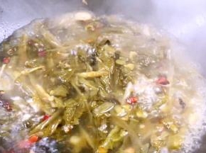 调入盐、白胡椒粉，撒入香葱拌匀即可