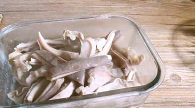 酸菜挤干水分，切成粗丝备用