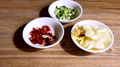 将猪肚切成条备用