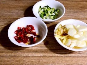 将猪肚切成条备用