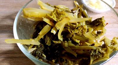 生姜洗净切丝，大蒜去皮切片，香葱洗净切末，干辣椒切碎备用