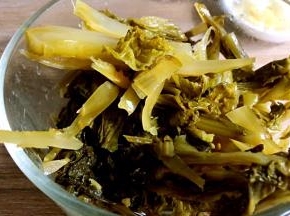 生姜洗净切丝，大蒜去皮切片，香葱洗净切末，干辣椒切碎备用