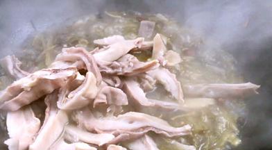 放入猪肚条拌匀，大火烧开后煮10分钟