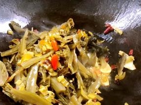 锅置火上，倒入油烧热，放入姜丝、蒜片、干辣椒碎爆香